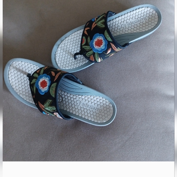 BareTraps Shoes - BARETRAPS slip-on SANDALS flip flops LIKE NEW Dasie SIZE 8M